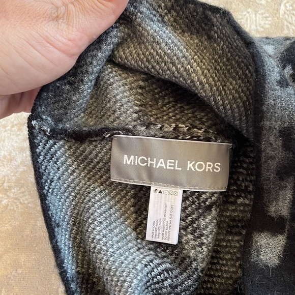 Brand New Michael Kors Black & Gray Camo Knit Beanie Hat Warm & Soft Winter Cap - Picture 9 of 11